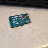 Карта microSD Samsung EVO Select с царапиной на стойке приёмки рядом с приставкой Steam Deck
