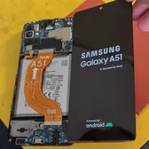 Разобранный Samsung Galaxy A51: слева корпус с платой и аккумулятором, справа снятый дисплей
