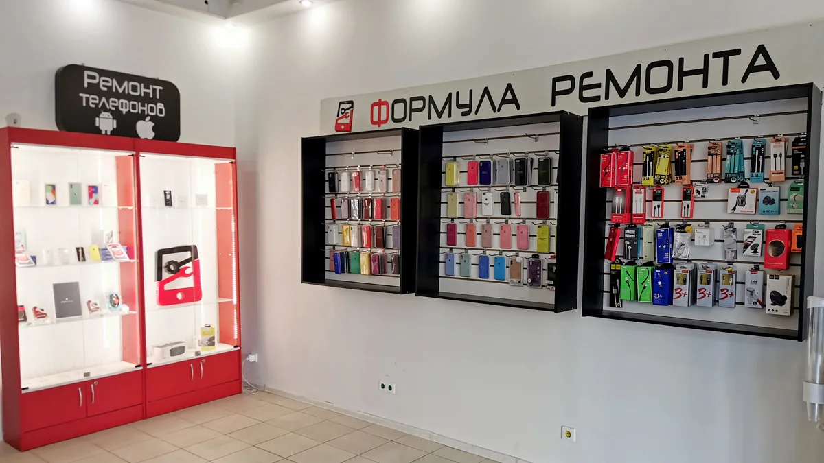 Зал сервисного центра «Формула Ремонта»: витрины с чехлами и аксессуарами, вывеска на стене, отдельная витрина с телефонами